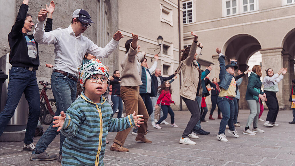 Flashmob-Tanzen am Welt-Down-Syndrom-Tag