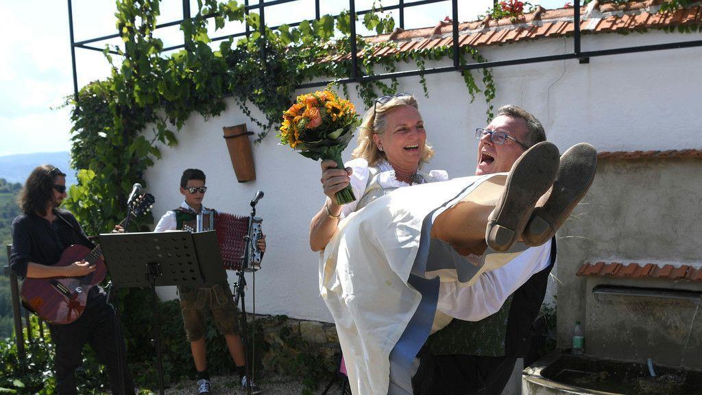 So heiratet Karin Kneissl