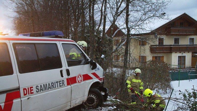 Krankenwagen landet im Graben