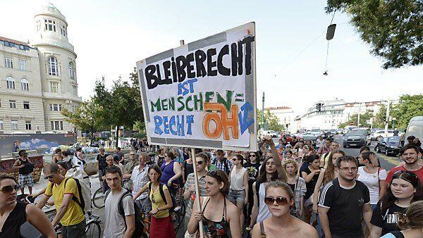 Nicht alle sind mit Abschiebungen einverstanden
