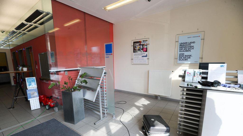 Bankomat in Munderfing herausgerissen