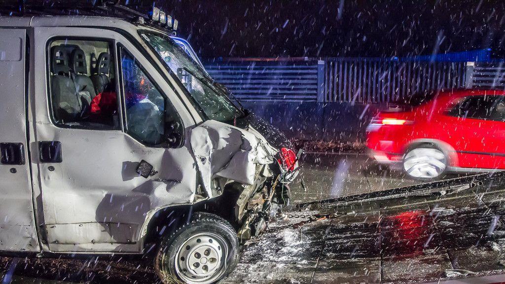 Zwei Verletzte bei Unfall mit Klein-Lkw auf A1