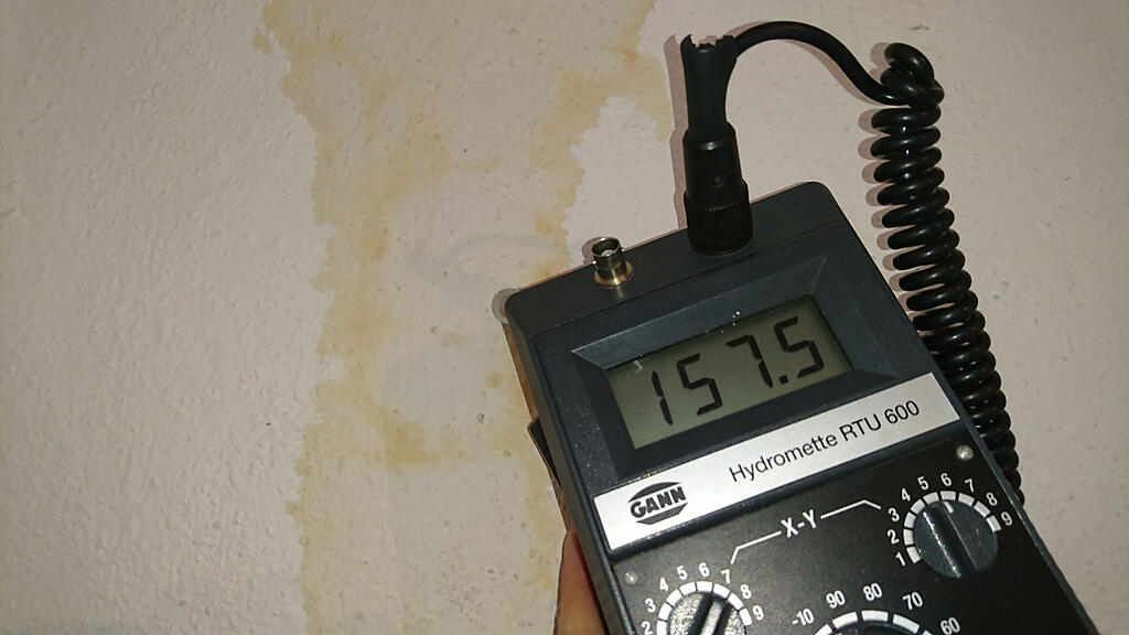 Gefahr durch Wasserschäden: Gerade nach Sommergewittern sollte eine Vertrauensperson das eigene Heim kurz überprüfen.