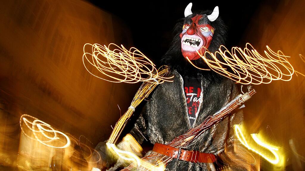 Beim Krampusrummel in Mittersill wurde ein 16-Jähriger schwer verletzt.