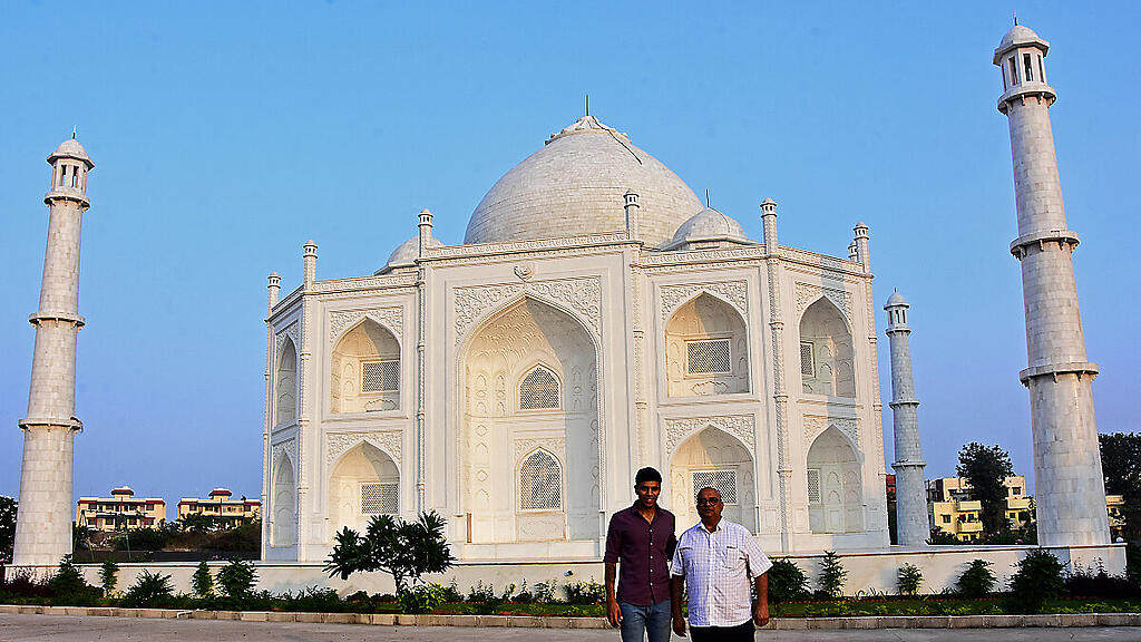 Geschäftsmann Anand Prakash Chouksey (re.) vor seinem Taj Mahal