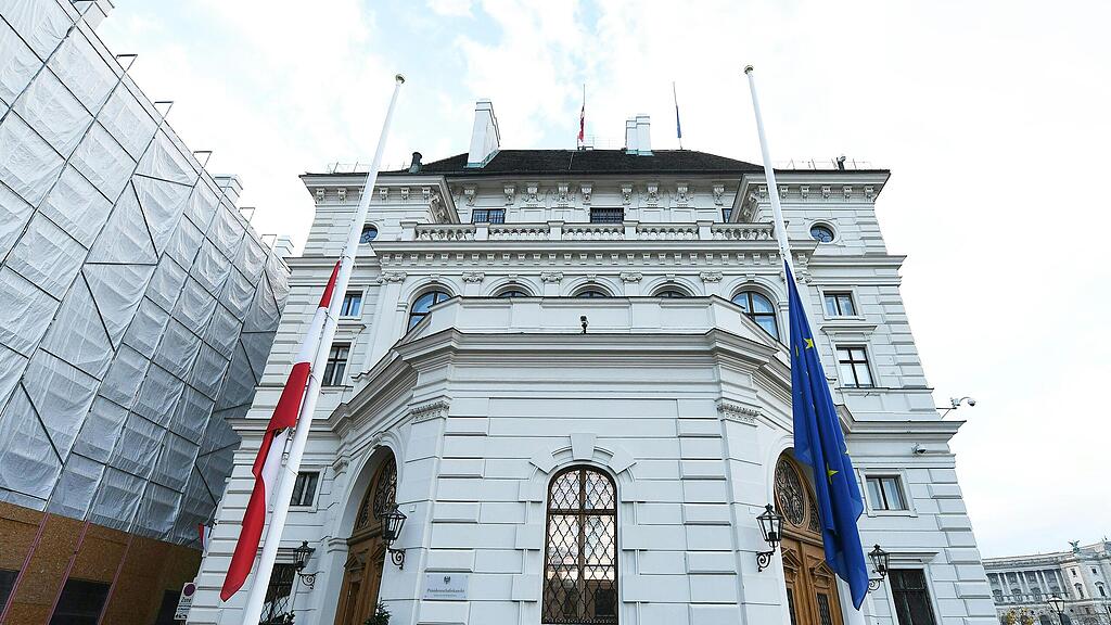 ANSCHLAG IN WIEN FAHNEN AUF HALBMAST =.jpg