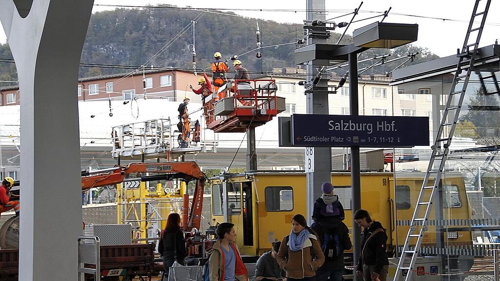 Am und im Salzburger Hauptbahnhof werden letzten Arbeiten fertiggestellt.