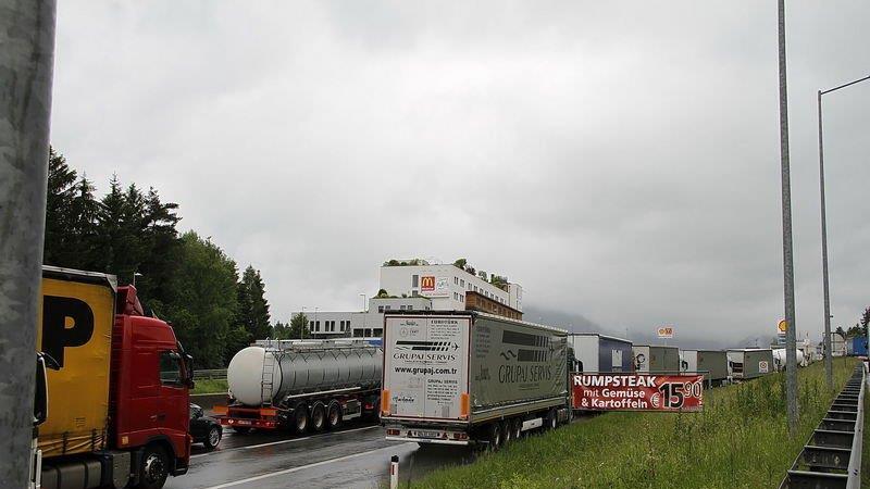 Sperre der A8: Stau