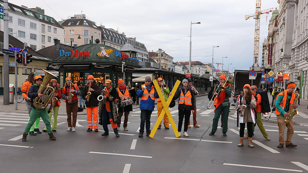 Klima-Protest rund um Wiener Naschmarkt