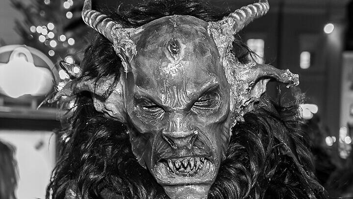 Lauf der Gr\u00f6diger Krampusse in der Altstadt