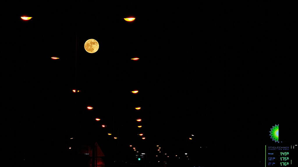Vollmond über der Stadt Salzburg