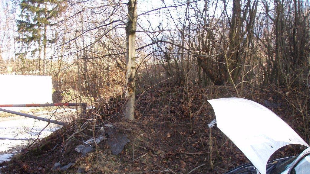 Mit Pkw gegen Baum