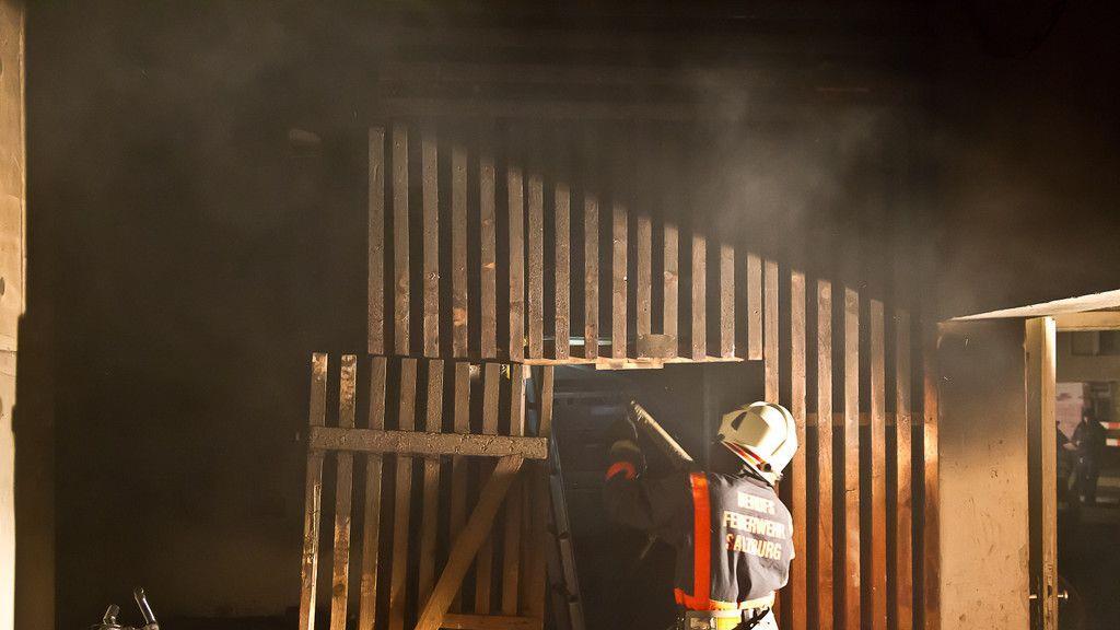 Brand in Mehrparteienhaus in Gnigl fordert Verletzten