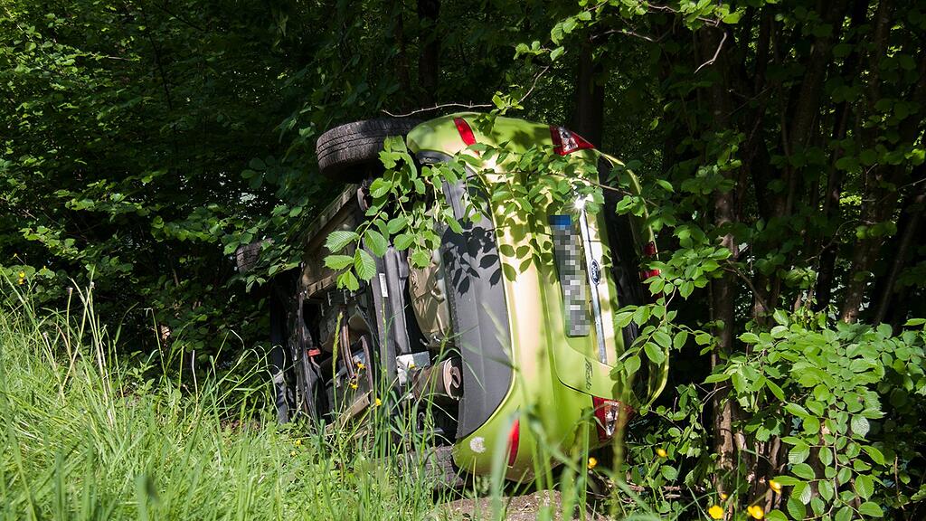 Das Auto blieb an Bäumen hängen.