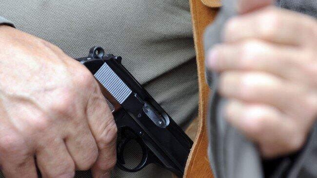 Nachdem er den Lkw-Fahrer mit dem Revolver bedroht hatte, machte der Mann sich aus dem Staub. (SYMBOLBILD)