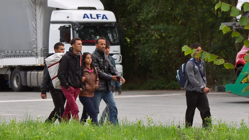 Flüchltinge zu Fuß von Salzburg nach Freilassing unterwegs