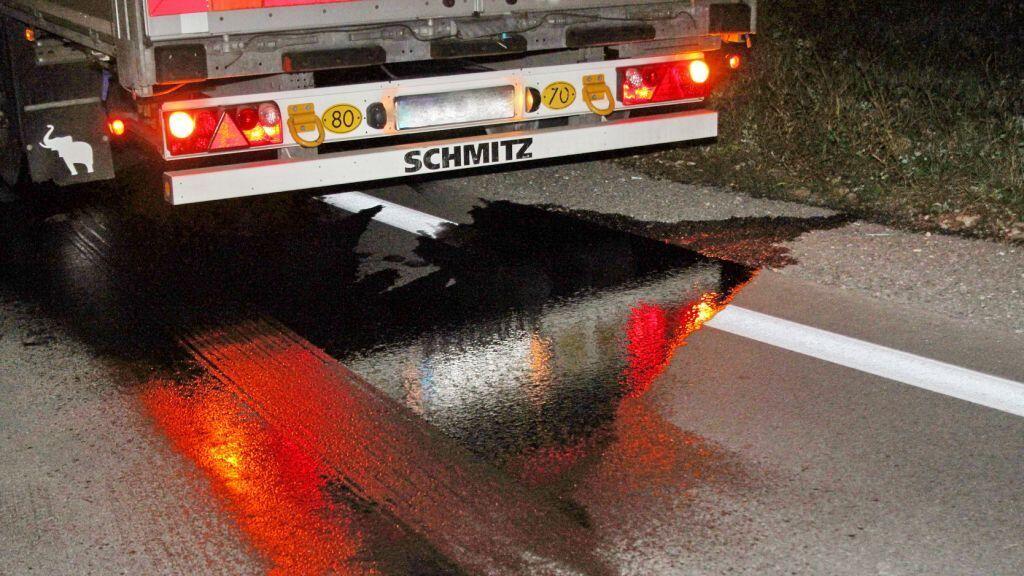 Durch das ausgetretene Öl musste die Fahrbahn gereinigt und gesperrt werden