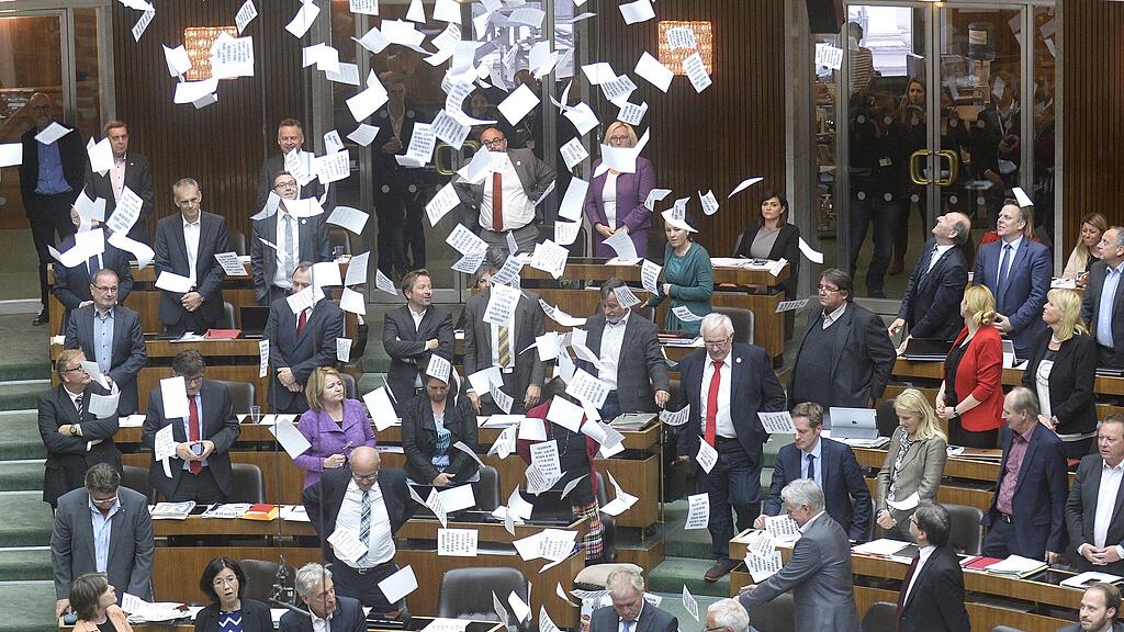 Begleitet war die Abstimmung von einem Zettelabwurf von der Besuchergalerie auf den SPÖ-Klub.