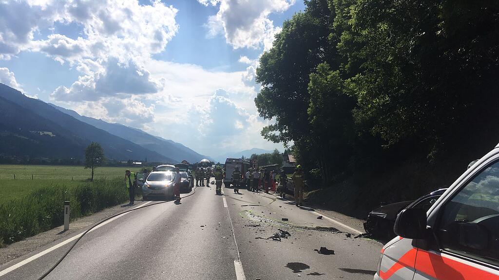 Die Fahrzeuge krachten auf der Geraden frontal zusammen.