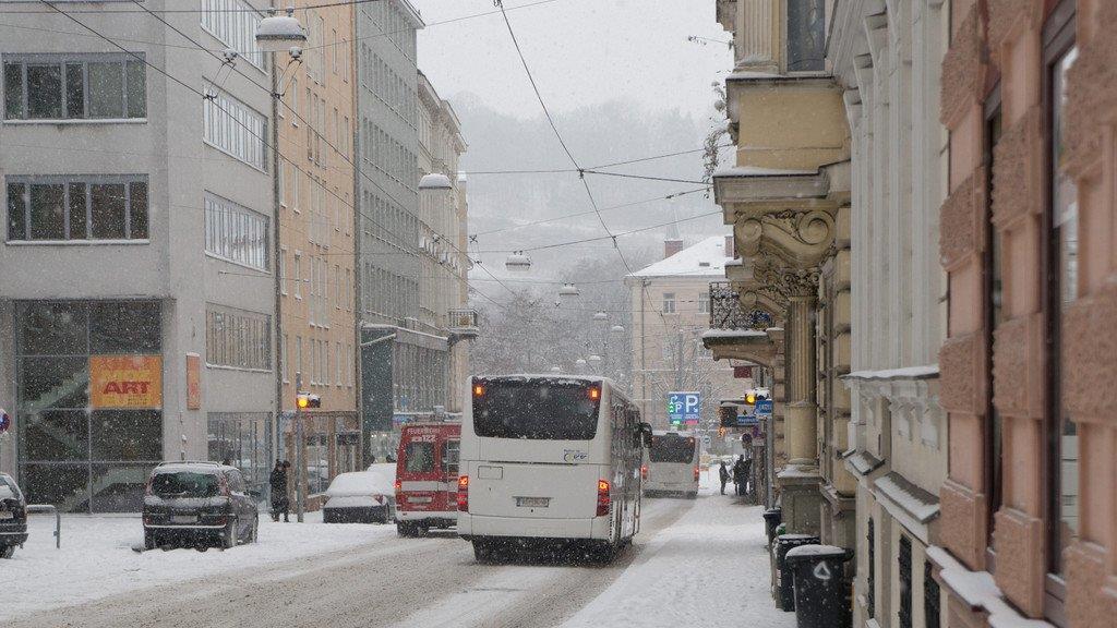 Schnee sorgt für Unfälle und Verkehrschaos: Innenstadt versinkt im Schnee