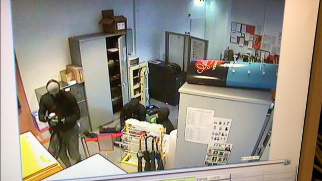 Banküberfall in Salzburg: Bilder der Überwachungskamera