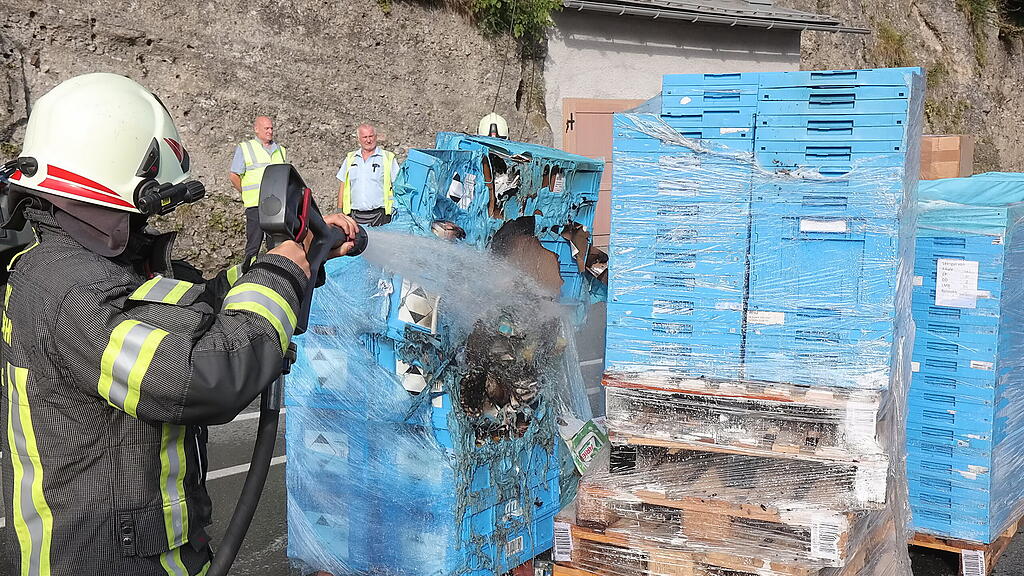 Lkw steckt in Klausentor fest