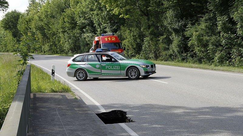 Vier Meter tiefes Loch auf B20