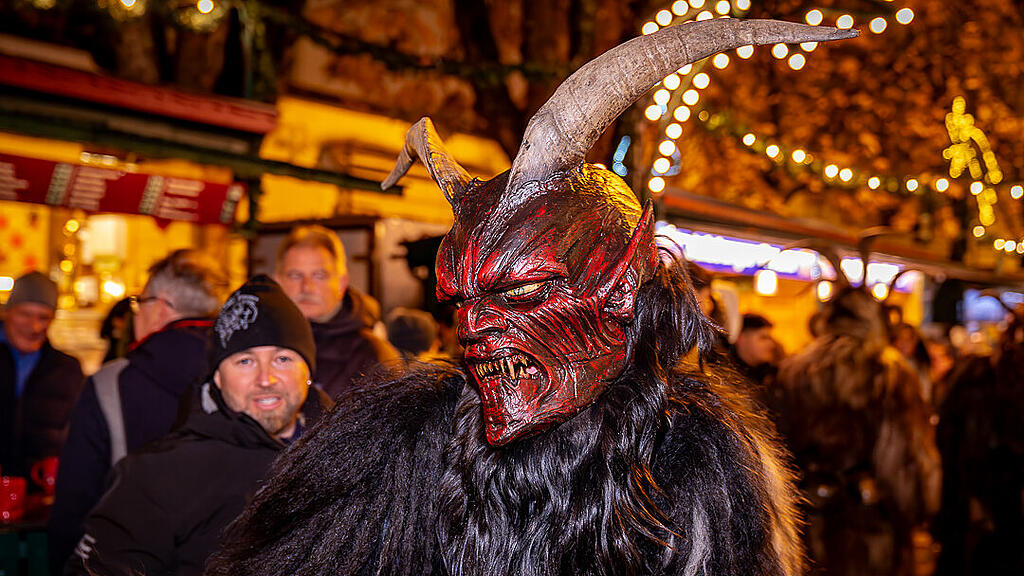 Alt Gnigler Krampusse beim Weihnachtsmarkt am Mirabellplatz
