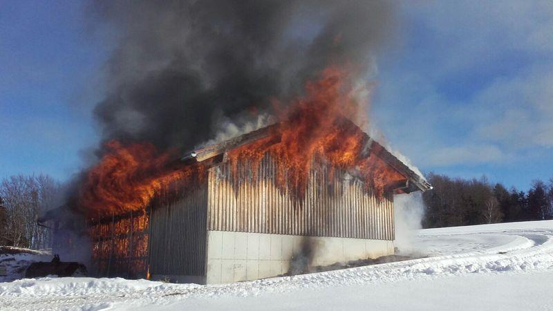 Maschinenhalle in Thalgau in Brand