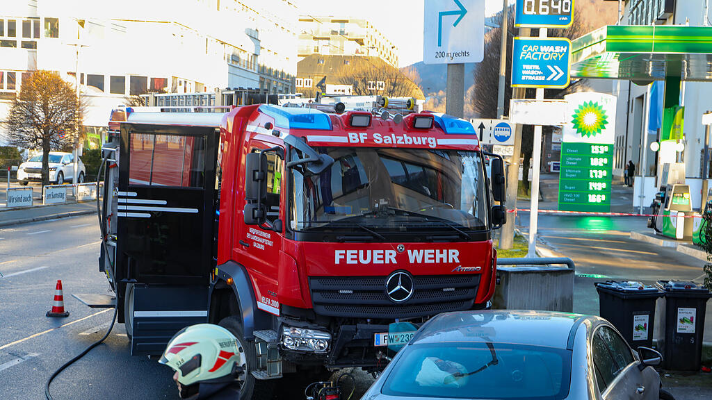 feuerwehrfahrzeug gegen pkw