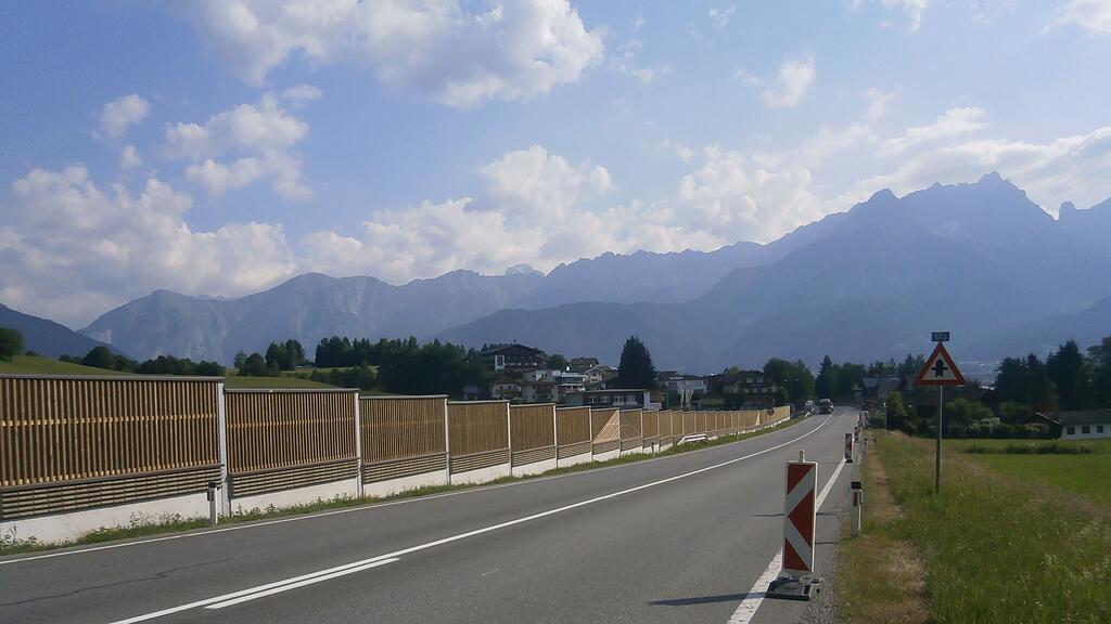 Die Gesamtkosten für die Lärmschutzwand belaufen sich auf rund 800.000 Euro.