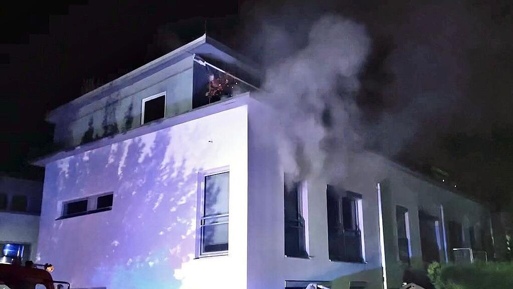 Bewohnerin bei Feuer in Langwied von Balkon gerettet