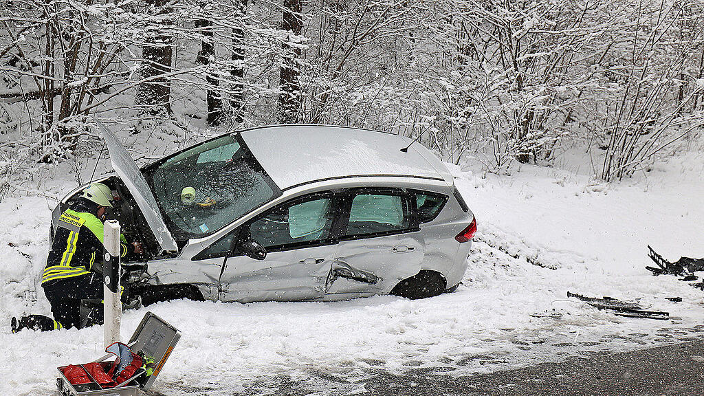 Unfall mit drei Autos auf B21 bei Schneizlreuth