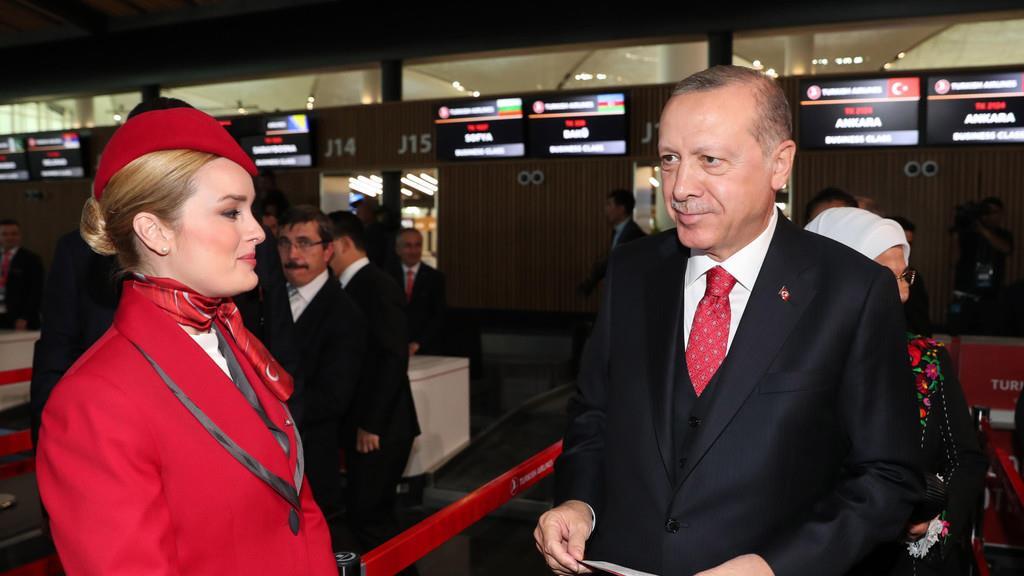 Riesiger Flughafen in Istanbul eröffnet