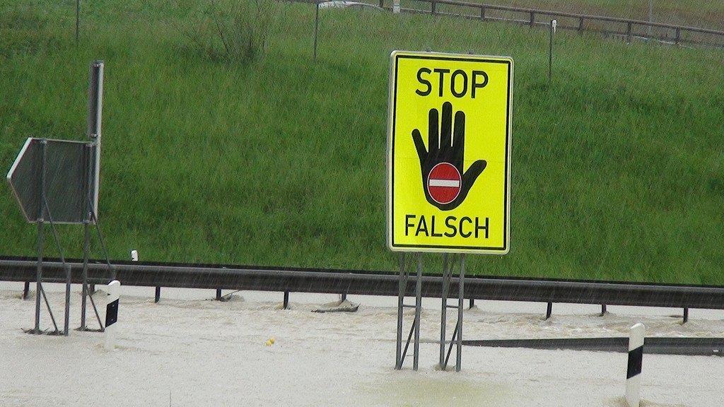Grabenstätt: A8 überflutet