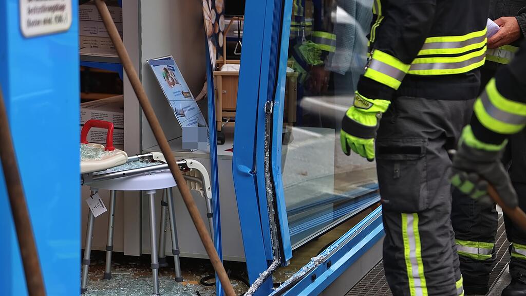 Auto gegen Auslagenscheibe