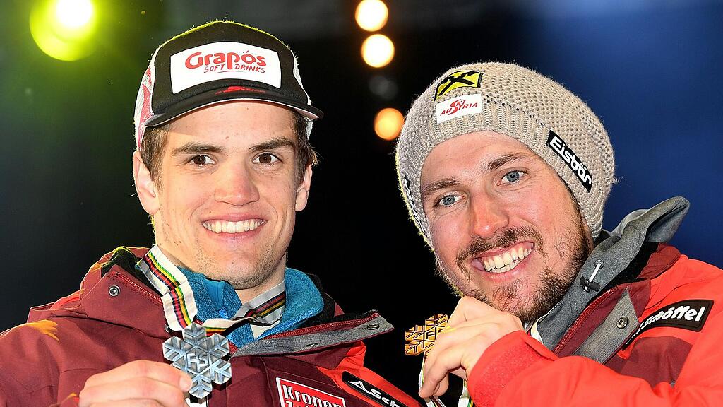 Goldmedaillengewinner im Riesentorlauf Marcel Hirscher (rechts im Bild) und Silbermedaillengewinner im Riesentorlauf Roland Leitinger während der Siegerehrung am 17. Februar 2017 in St. Moritz.