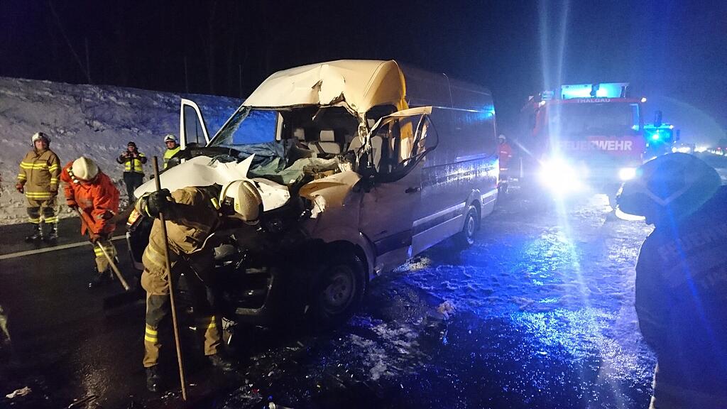 Der Lenker des Transporters musste von der Feuerwehr aus dem Wrack befreit werden.