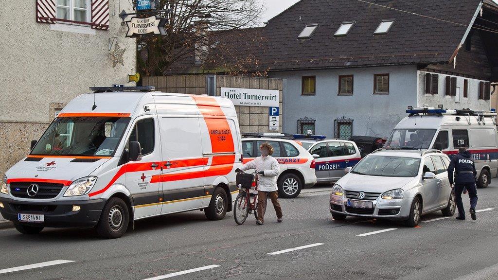 Linzer Bundesstraße: Pkw erfasst Fußgänger - Verkehrschaos