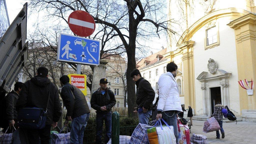 Flüchtlinge verlassen die Votivkirche und ziehen ins Servitenkloster
