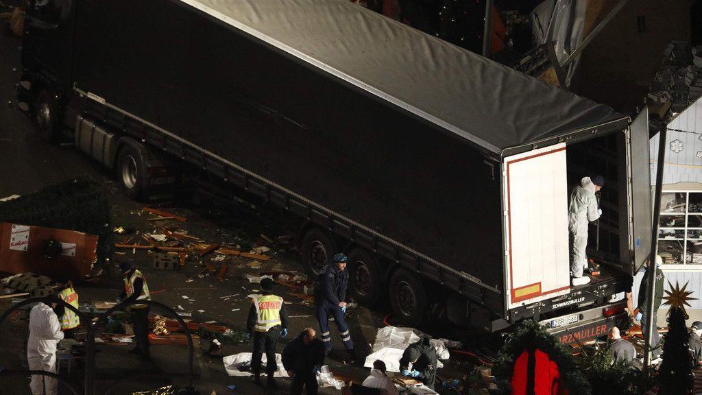 Lkw rast in Weihnachtsmarkt: Spurensicherung in der Nacht