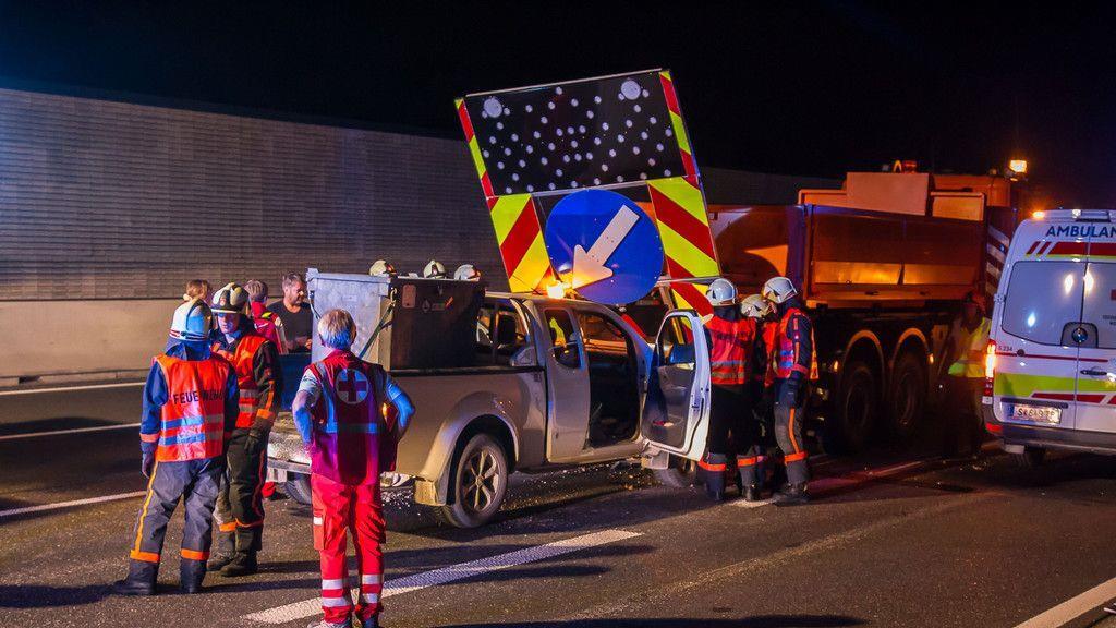 Alkolenker crasht auf A1 in Asfinag-Fahrzeug