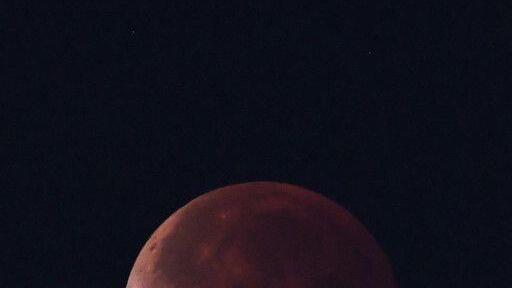 Super-Blaublutmondfinsternis rund um die Welt