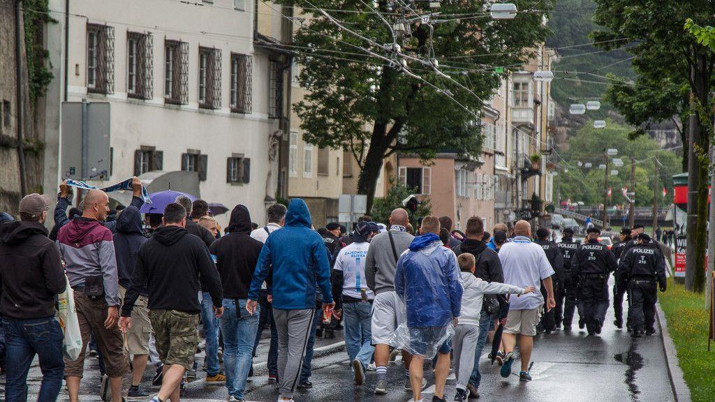 Kroatische Fans marschieren durch Altstadt