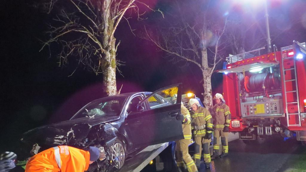 Auto knallt in Bramberg gegen Baum