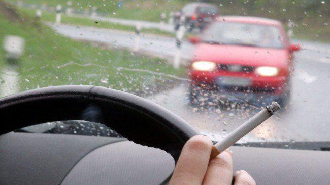 Strafen in Europa fürs Rauchen im Auto.