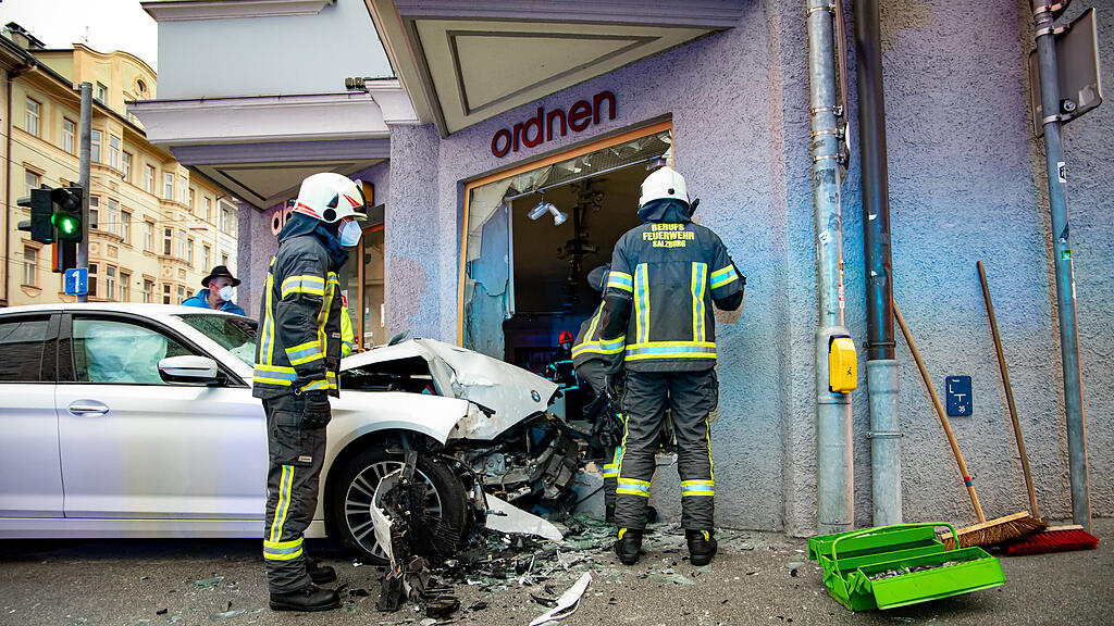 20210515_fmt_PKW_crasht_in_auslage_mw-19.jpg