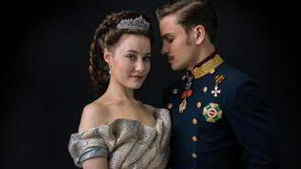 "Sisi": Dominique Devenport (Sisi), Jannik Schümann (Kaiser Franz Joseph I.).