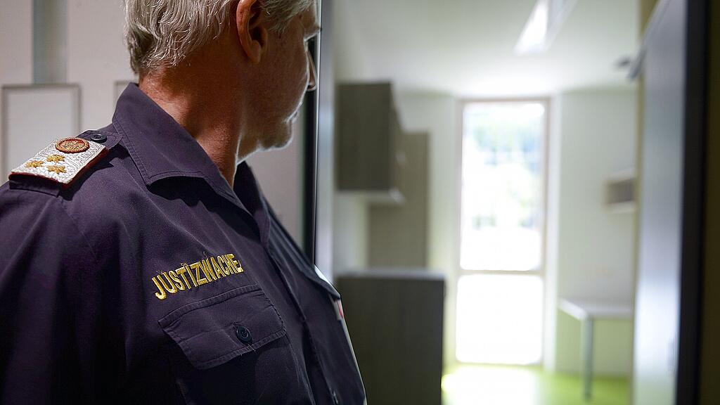 In Gefängnissen wird Personal benötigt.