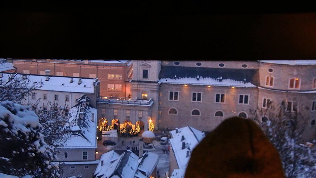 1. Adventlichterlflug der Paragleiter \u00fcber der Stadt Salzburg
